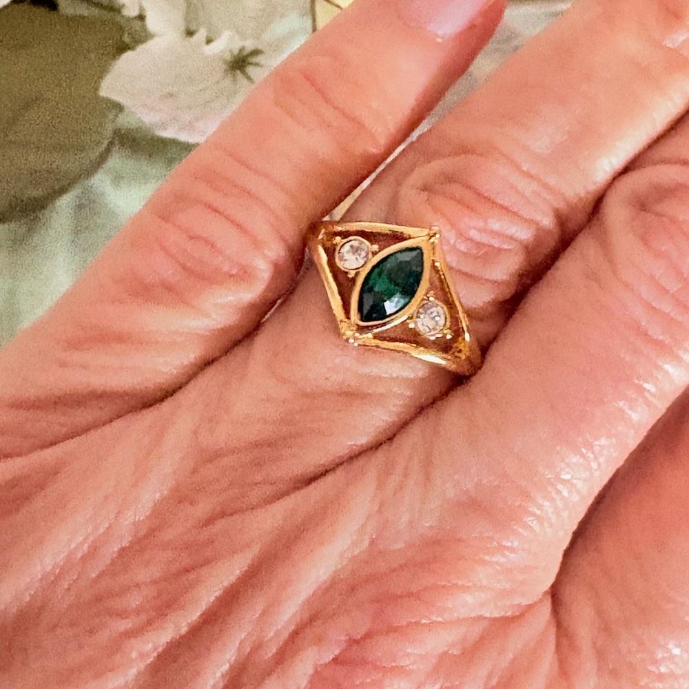 VTG 1995 Avon Emaraldesque Ring Gold Plated Emerald Marquise Rhinestone Sz 8.5 - Picture 5 of 10